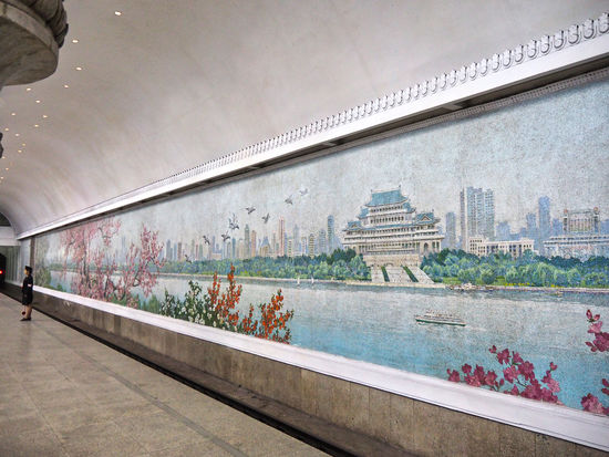 Metrostation Yŏnggwang - Mosaik des Westufers samt Großer Studienhalle des Volkes