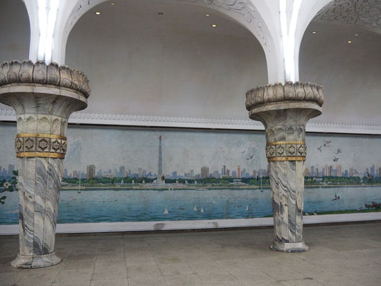 Metrostation Yŏnggwang - Mosaik des Ostufers samt Juche-Turm