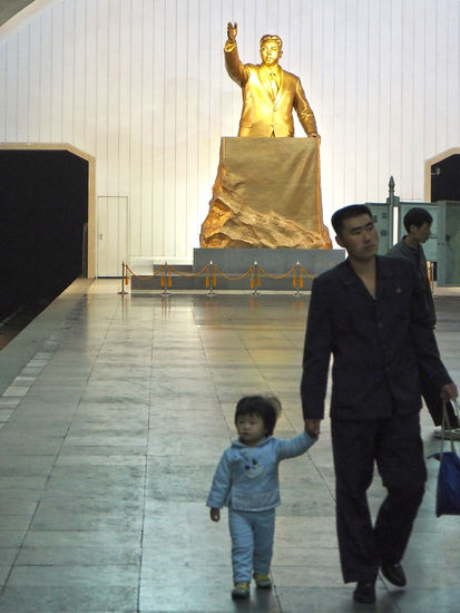 Metrostation Kaesŏn - Kim Il-sung is watching you!