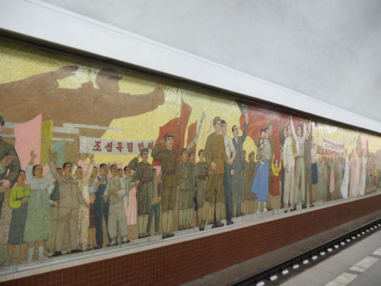 Metrostation Kaesŏn - Titel des Wandbildes: "The People Rise up in the Building of a New Country"