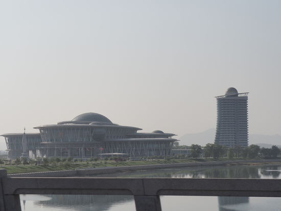 Sci-Tech Complex von der Chungsong Bridge aus betrachtet
