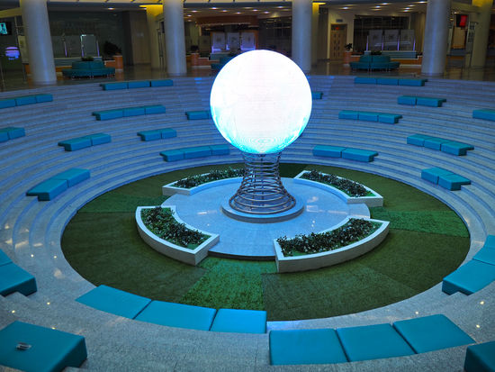 Links unten das Schild auf dem Platz, auf dem Kim Jong-un saß