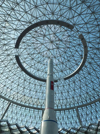 Haupthalle des Sci-Tech Complex samt Rakete