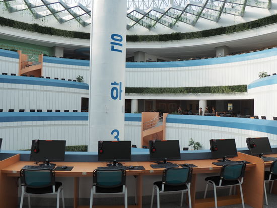 Haupthalle des Sci-Tech Complex samt Rakete