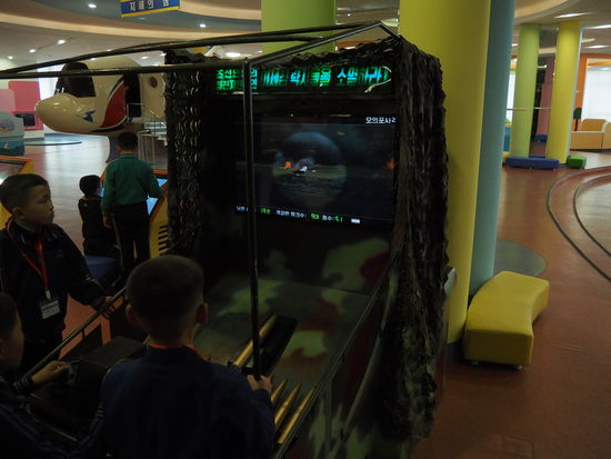 Kinder beim "Panzerfahren" im Sci-Tech Complex