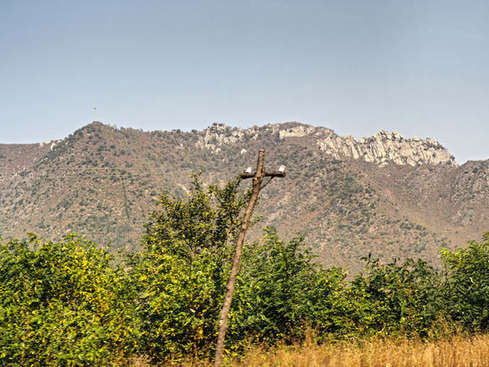 Strommast in Wildwest-Optik