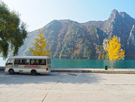 Unser Bus vor einer Autobahnraststätte am See
(Sinpyong-Raststätte am Sinpyong-See)