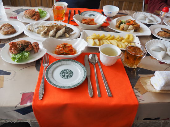 Leckeres Mittagessen in Wonsan mit Fisch, Krebs &amp; Co