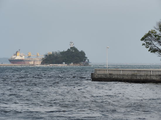In die Jahre gekommener Frachter vor Wonsan + Leuchtturm