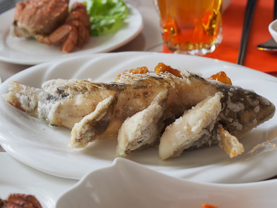 Kunstvoll filetierter Fisch im Salzmantel