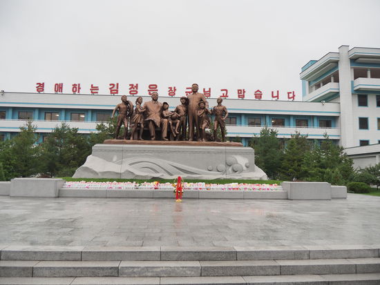 Bronzestatuen von Kim Il-sung und Kim Jong-il im Songdowon International Children's Camp