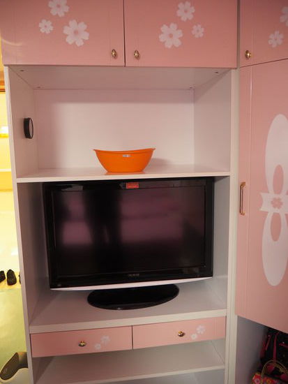 Flachbild-TV in einem Mädchenzimmer des Songdowon International Children's Camps