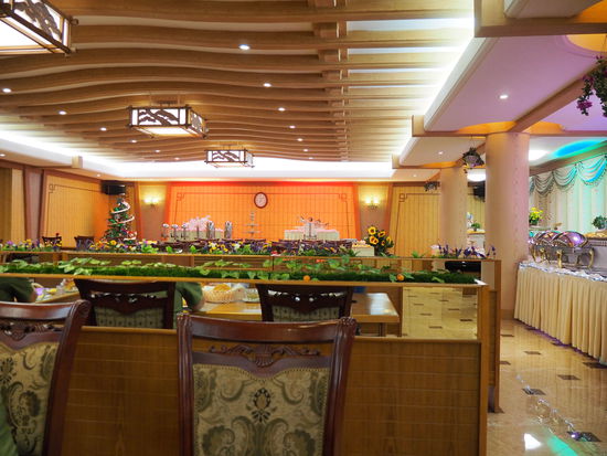(Leeres) Restaurant samt Weihnachtsbaum und Neonlichter im Masikryong-Hotel