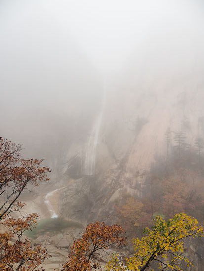 Der im Nebel angedeutete Kuryong-Wasserfall (Neun-Drachen-Wasserfall)