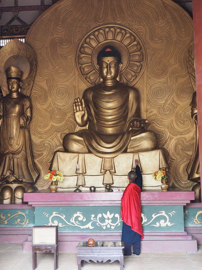 Der einsame Mönch im buddhistischen Kloster Chongrŭngsa
