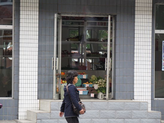 Tante-Emma-Laden für Einheimische - Soweit ich es erkennen kann, sind die Lebensmittel echt und nicht aus Plastik. Wir dürfen allerdings nicht hinein und wahrscheinlich auch keine Fotos schießen.