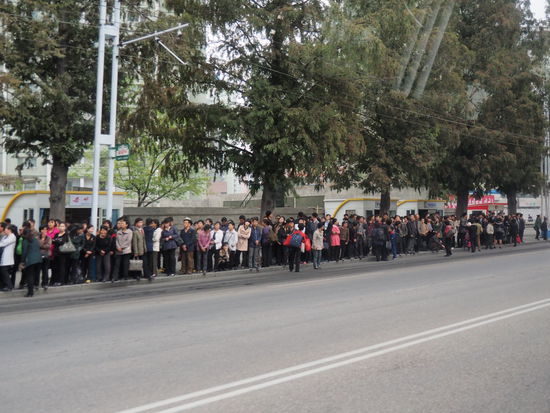 Kein gern gesehenes Fotomotiv unserer Reiseleiter: Ewig lange Schlangen an einer Bushaltestelle. Wahrscheinlich dauert es sehr lange, bis die Leute hier wegkommen.