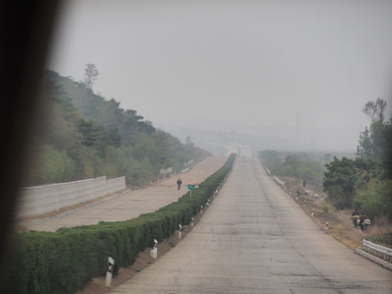 Nordkoreanische Autobahn samt Fußgänger u. Radfahrer