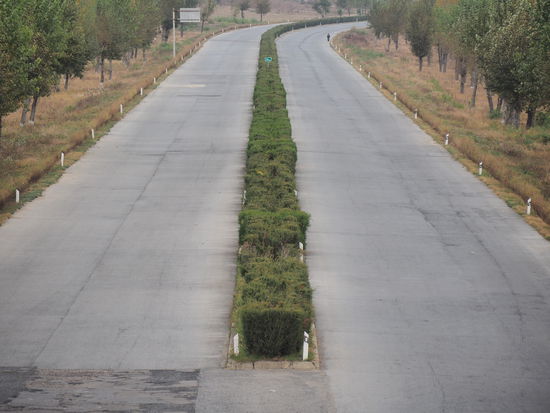 Nordkoreanische Autobahn samt Fußgänger