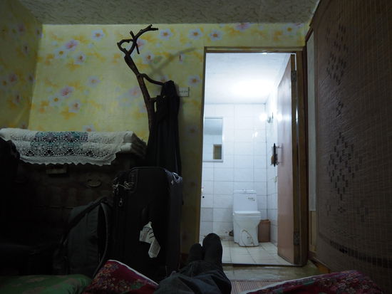 Zimmer im Folklore Hotel samt feschen Hutständer