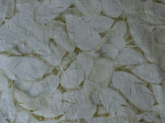 Tapete im Zimmer des Folklore Hotels - Golfbälle und Federn..? Interessant.