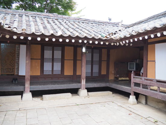 Unser Haus und Innenhof im Folklore Hotel