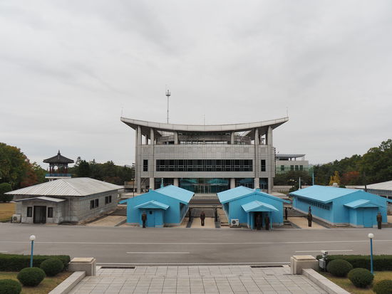 "Freedom-House" auf südkoreanischer Seite sowie die berühmten Barracken entlang der Demarkationslinie
