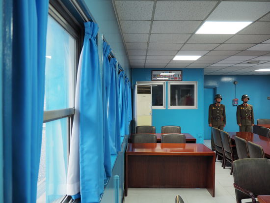 Barracke samt nordkoreanischer Soldaten - Das gerahmte Bild zeigt alle Nationen, die für die UN in den Koreakrieg verwickelt waren.