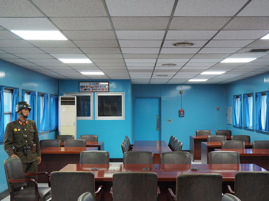 Baracke - Der Stuhl, den der nordkoreanische Soldat wieder gerade rückt, liegt zur Hälfte in Nord- und zur Hälfte in Südkorea