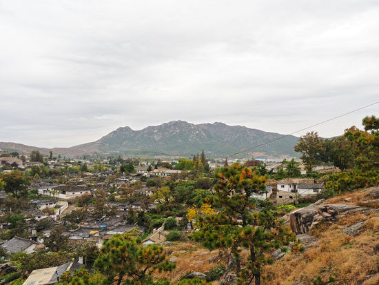 Altstadt von Kaesong sowie regional bekannte Bergkette dahinter (Form einer liegenden, schwangeren Frau - Kopf links, beine rechts)