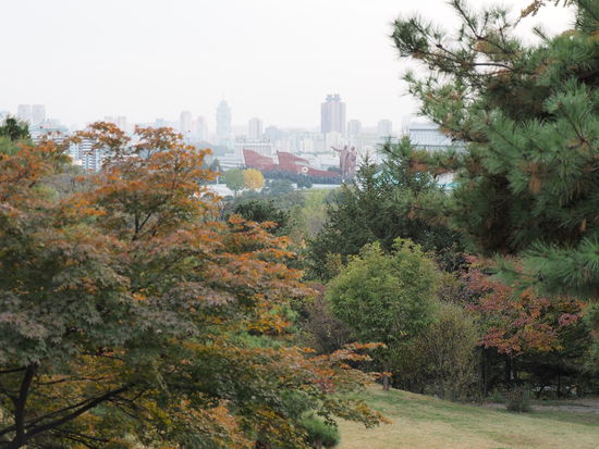 Blick über den Moranbong-Park zum Großmonument Mansudae