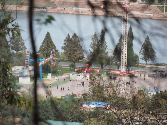 Blick aus dem Moranbong-Park auf einen Freizeitpark