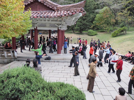 Tanzende Nordkoreaner im Moranbong-Park