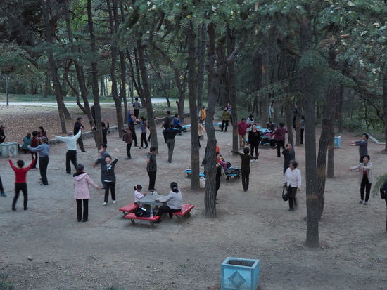 Tanzende Nordkoreaner im Moranbong-Park