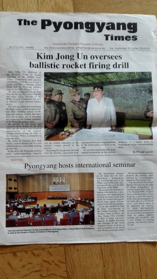Zeitung "Pyongyang Times" - natürlich erst in Deutschland geknickt (Todsünde!)