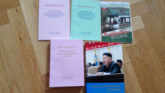 Perlen der Literatur wie
"Lasst uns mit revolutionärer ideologischer Offensive dem endgültigen Sieg näher rücken",
"Das Werk der Partei der großen Genossen Kim Il Sung und Kim Jong Il ist unbesiegbar" oder
"Zum Aufbau eines mächtigen Staates" (Kim Jong-un 2016)