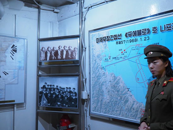 Vortrag im Innenraum der USS Pueblo