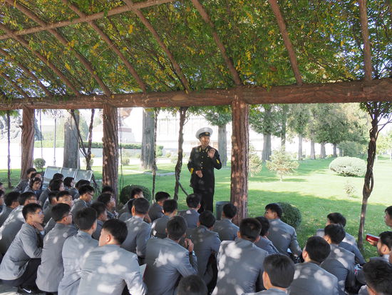 Schüler/Studenten lauschen den Worten eines Kriegsveteranen des Koreakrieges