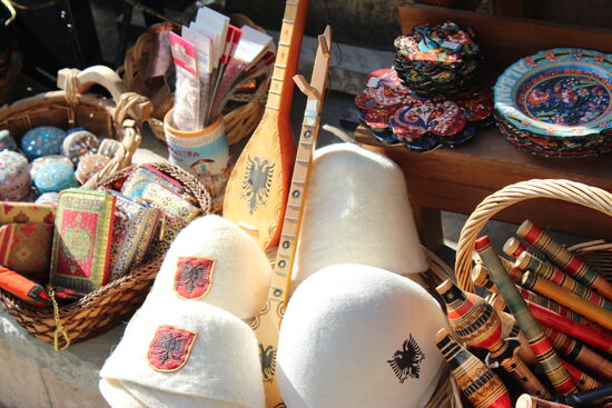 Qeleshe (auch Plis/Plisi)