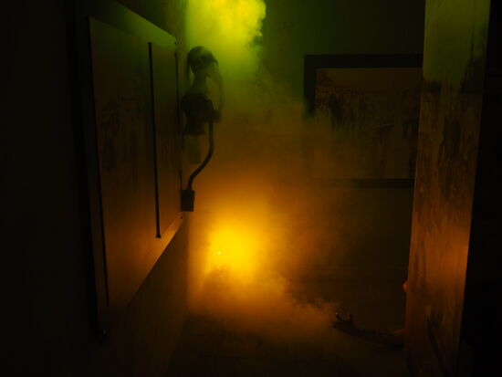 Man beachte den Arm auf dem Boden...