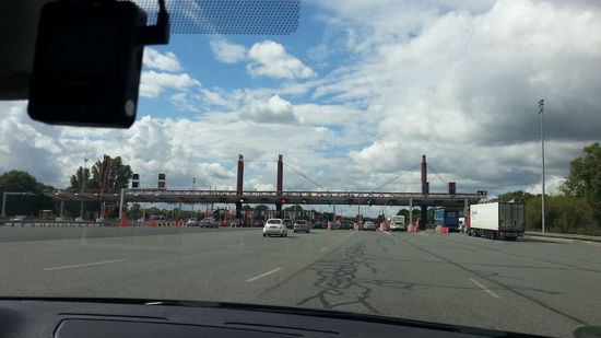 Eine von vielen Mautstationen. Kreditkarte rein und weiter.