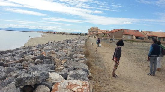 Hier bin ich auf den Steinen rumgekraxelt, bis diese beiden Hunde mich in ihr Stöckchen-hinterherjagen-Spiel mit integrierten  Am Strand dahinter lagen nackte, weswegen wir uns nicht näher wagten.