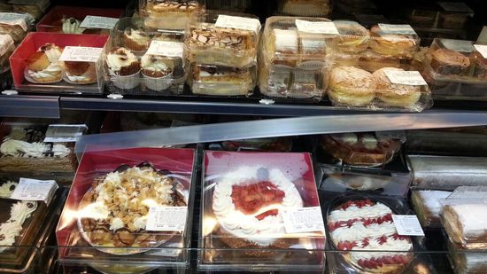 Hier stand ich fassungslos davor.  Das sah alles so lecker aus. Haben dort 2 Eclairs geholt. Mit Sahne und Pudding. Wurde auf unserer Terrasse verspeist. Als mein Mann mich ansah: “Man sieht genau, was du gegessen hast.“ Mein Gott, hatte ich eben einen Sahnebart.