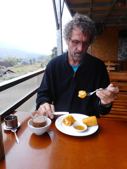 Frühstück inklusive, aber nur banana- pancake, Kaffee im Wasserbad, damit er nicht kalt wird