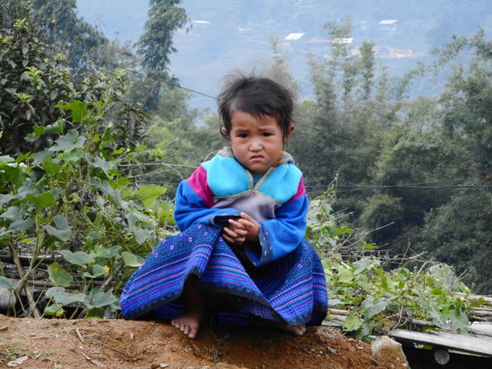 Kleines Mädchen in einem Dorf