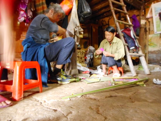 Alle helfen bei der Festvorbereitung mit.