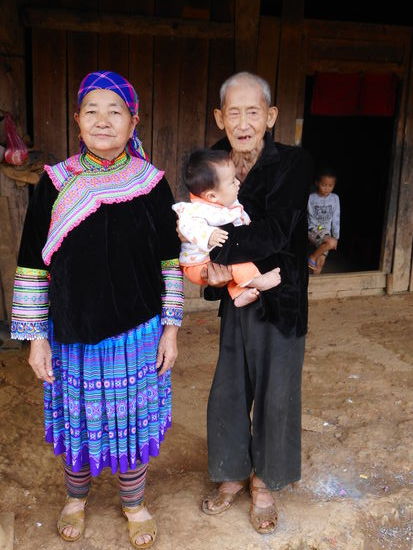 Der 90 jährige Grossvater, die Nachbarin und sein vier Monate alter Urenkel.