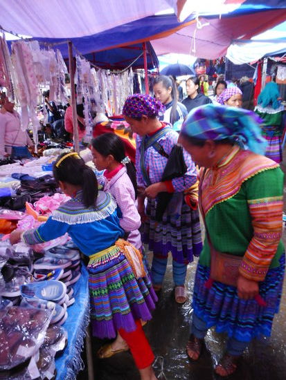 Ein Feuerwerk der Farben auf dem Markt.