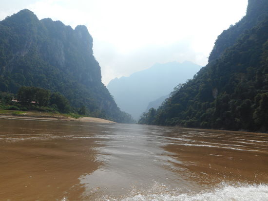 Steile Karstens zwingen den Fluss in eine enge Schlucht.