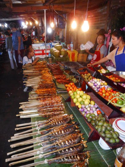 Verpflegungsangebot auf dem Nachtmarkt